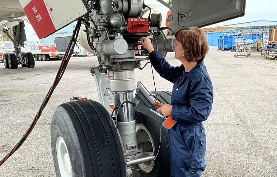 一體化手持式工業(yè)內(nèi)窺鏡檢查飛機起落架快捷而高效 一體化手持式工業(yè)內(nèi)窺鏡檢查飛機起落架快捷而高效